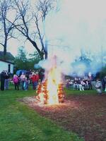 Vražné 30.4.2011 - opékání párků před MŠ